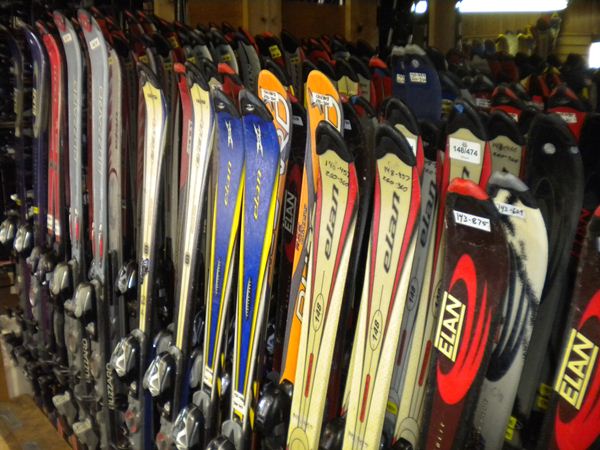 A BEGINNER’S GUIDE TO SKI AND SNOWBOARD RENTALS